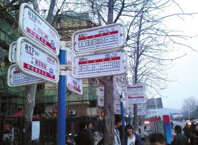 3月16日，江蘇省南京市，眾多乘客在“火車站廣場(chǎng)東”站臺(tái)候車。圖/東方IC