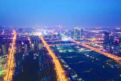 阮忠在青奧中心塔吊上拍攝的南京夜景。本版圖片由阮忠提供