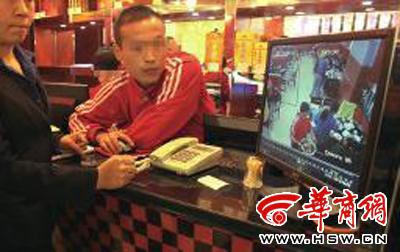 昨日，李女士展示從火鍋店抱回的火鍋，內(nèi)有濕巾