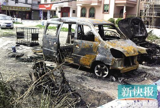 涉事面包車燒剩鐵殼。