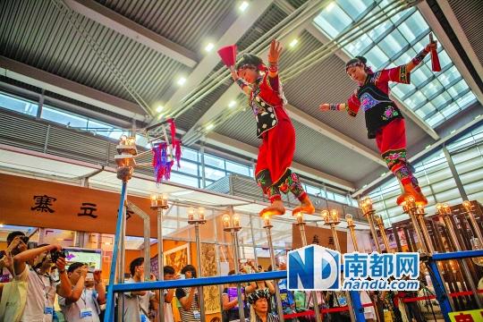 2號(hào)展館，苗族姑娘表演踩燈泡絕技《電光玫瑰》，赤腳踩上40瓦的燈泡并做出高難度動(dòng)作。 南都記者 霍健斌 攝