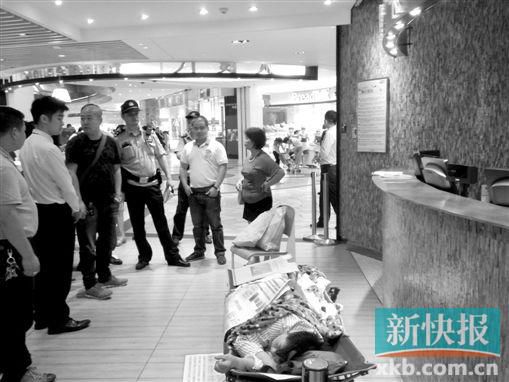 昨日，劉姐的行為引來眾人圍觀，警方再次到場進(jìn)行調(diào)解。