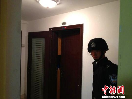 特警隊員強行進入嫌疑人居住的單身公寓思超攝 特警隊員強行進入嫌疑人居住的單身公寓思超攝