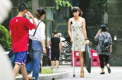 7月11日，阿依穿著高跟鞋在小區(qū)拿快遞。