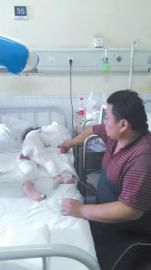 伏登順與女兒在一起。