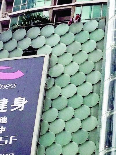 環(huán)亞廣場(chǎng)5樓露臺(tái)上，有一男子揚(yáng)言跳樓。