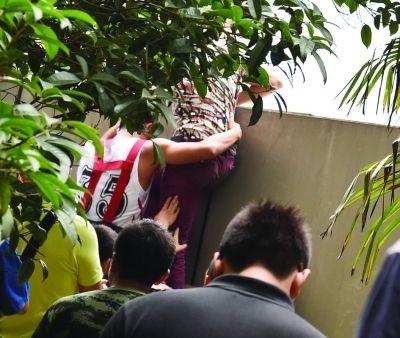 2小時(shí)后，該包工頭終于被抱下來(lái)了。