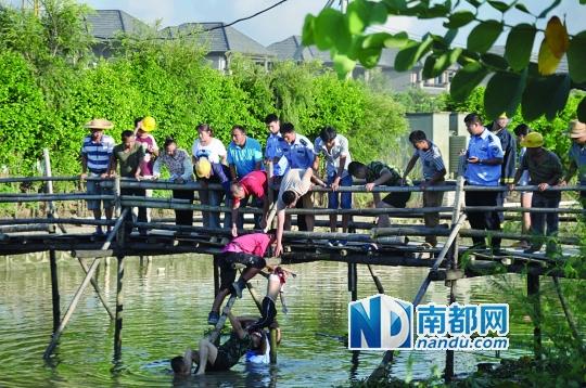 救援人員合力打撈起落水女孩，后經(jīng)醫(yī)護(hù)人員確認(rèn)已經(jīng)死亡。受訪者供圖