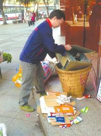 王光偉靠收廢品拾荒為生，每月僅有1000元的微薄收入。