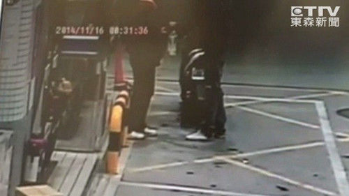 監(jiān)視器拍下男子騎車到加油站買由。圖自東森新聞