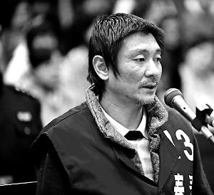 庭審時(shí)，鄭東稱自己想隨女兒一起去，請求法院判他死刑立即執(zhí)行