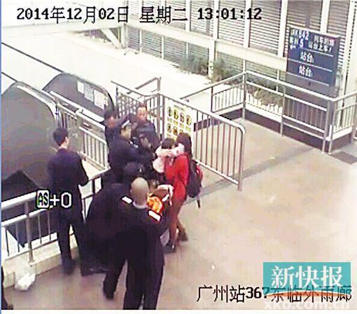 民警果斷將孩子救下,并控制跳樓男子。 通訊員圖(視頻截圖)