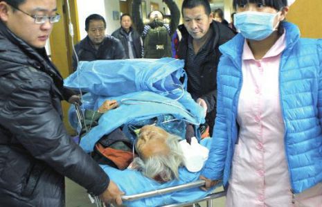 排隊領免費白菜，86歲老太摔倒顱內出血。