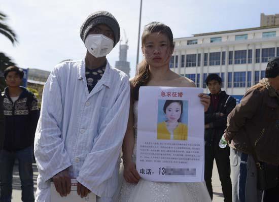 昆明火車站廣場上，24歲的黃習(xí)菊身穿潔白的婚紗，帶著身患白血病的弟弟征婚。