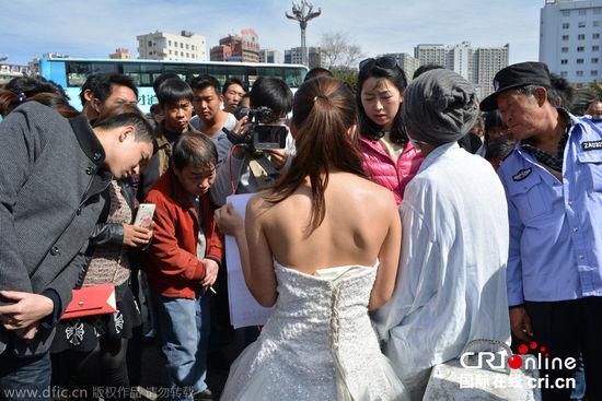 征婚引發(fā)民眾圍觀。