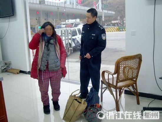 1月30日，衢州高速交警發(fā)現(xiàn)了徒步走在高速楓嶺關(guān)卡口的汪女士