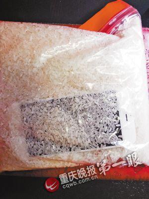 落水后，把手機放進大米里吸水
