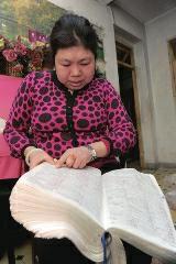 背單詞，是很多學(xué)生學(xué)習(xí)英語(yǔ)時(shí)最頭疼的事兒，而西安51歲大學(xué)英語(yǔ)老師李艷芝在兩年內(nèi)背完《英漢大詞典》22萬(wàn)個(gè)英語(yǔ)詞匯，學(xué)生稱贊其為一本活的《英漢大詞典》；兒子自小患有自閉癥，生活不能自理，20年前又與丈夫離婚，面對(duì)生活的不幸，她秉承“你必須一直向前”的信念。