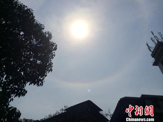 廣東汕頭現(xiàn)“日暈”奇觀 持續(xù)兩小時(shí) 廣東汕頭現(xiàn)“日暈”奇觀 持續(xù)兩小時(shí)