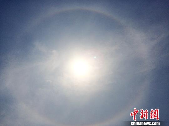 廣東汕頭現(xiàn)“日暈”奇觀 持續(xù)兩小時(shí) 廣東汕頭現(xiàn)“日暈”奇觀 持續(xù)兩小時(shí)