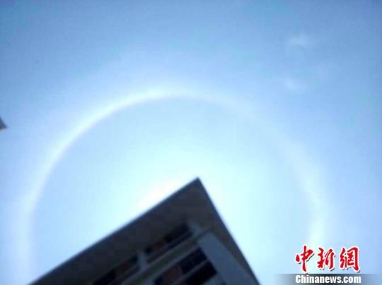 廣東汕頭現(xiàn)“日暈”奇觀 持續(xù)兩小時(shí) 廣東汕頭現(xiàn)“日暈”奇觀 持續(xù)兩小時(shí)