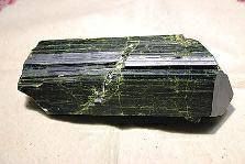 近日，商南縣奇石愛(ài)好者潘某在青山鎮(zhèn)鐵礦開(kāi)采區(qū)發(fā)現(xiàn)一塊疑似綠簾石，有待相關(guān)專(zhuān)家和權(quán)威機(jī)構(gòu)認(rèn)定。