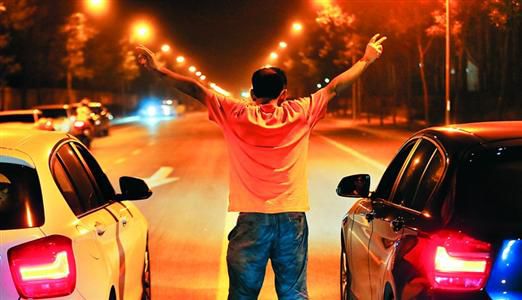 2013年8月25日凌晨，北京，在東壩大街路口進(jìn)行的一場(chǎng)飆車。