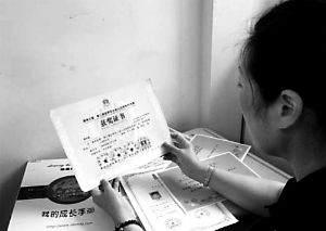 思念小寶的時候，李女士就一遍遍整理孩子留在家里的物品。