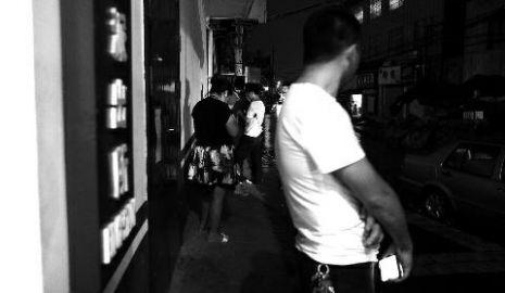 通過聊天軟件陌陌，男子小黃認識了女孩小李，兩三天后，兩人就住到了一起。但好景不長，兩人在一起僅過了十幾天，戀愛關(guān)系即破裂，小黃稱曾給小李花了一萬余元。日前，小黃以詐騙為由將小李帶到派出所。