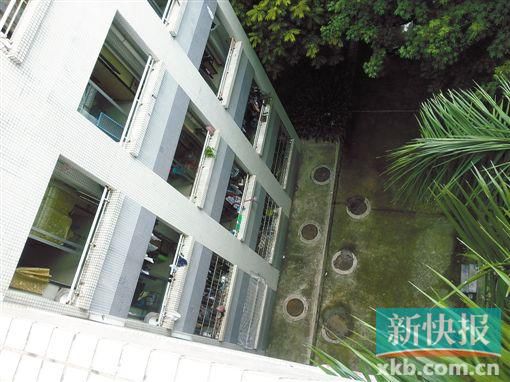 據(jù)目擊者稱,當時墜樓者躺在右排中、下兩個井蓋中間附近。