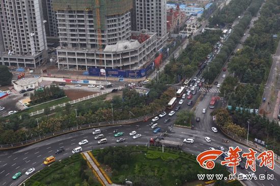近日，不少通過陳楊寨轉(zhuǎn)盤的司機發(fā)現(xiàn)，4個方向的路口共新設(shè)了8個紅綠燈。