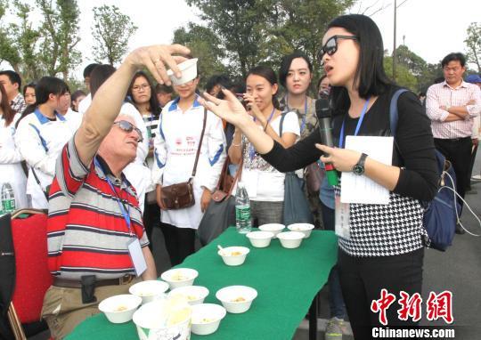 圖為外國友人品嘗揚州炒飯?！〈藜衙鳌z