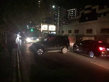 10月22日被推到路面的車攔住了公交車。（圖據(jù)網(wǎng)絡）