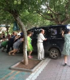 今年夏天壩壩舞成員將一輛小車推向公路。（圖據(jù)網(wǎng)絡）