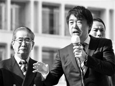 29日，日本著名極右翼分子石原慎太郎（左）和新生代右翼政客橋下徹在東京街頭演講拉票。