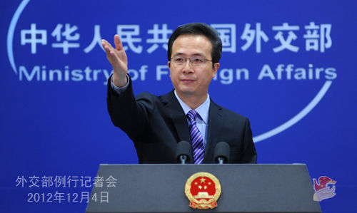 外交部發(fā)言人洪磊主持例行記者會(huì)。