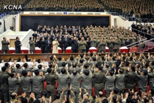 朝中社報(bào)道，朝鮮最高領(lǐng)導(dǎo)人金正恩10月29日攜夫人李雪主出席并觀看了紀(jì)念金日成軍事綜合大學(xué)建校60周年牡丹峰樂團(tuán)演出。圖片來源：朝中社
