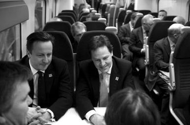 2012年1月9日，英國首相卡梅倫(左)與副首相克萊格(右)乘火車前去參加會議。