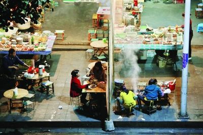 那邦鎮(zhèn)以往熱鬧的夜市，因為中緬邊境的戰(zhàn)亂，而變得冷冷清清 特派記者 賈代騰飛 攝