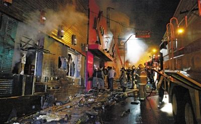 27日凌晨，巴西南里奧格蘭德州圣瑪麗亞市一家夜總會(huì)突發(fā)大火，造成至少245人死亡。圖為消防人員正在現(xiàn)場滅火救援。