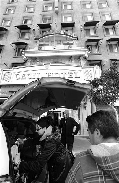 20日，美國洛杉磯，塞西爾酒店房客薩拜娜乘出租車離開酒店。由于擔(dān)心水質(zhì)受到污染，目前已有27戶房客離開塞西爾酒店。
