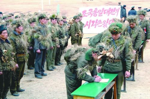 朝鮮中央通訊社13日公布的照片顯示，朝鮮工農(nóng)赤衛(wèi)隊(duì)員正在進(jìn)行“戰(zhàn)前訓(xùn)練”。