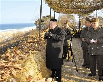 25日，朝鮮最高領(lǐng)導(dǎo)人金正恩指導(dǎo)朝鮮軍隊(duì)進(jìn)行登陸及反登陸訓(xùn)練。