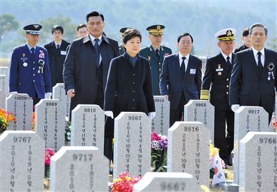 26日，韓國總統(tǒng)樸槿惠參加“天安”艦事件3周年紀(jì)念活動，悼念在事件中身亡的韓國士兵。