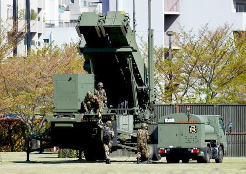 9日，日本自衛(wèi)隊為應(yīng)對朝鮮導(dǎo)彈威脅，在東京防衛(wèi)省總部設(shè)置“愛國者3”型導(dǎo)彈發(fā)射裝置。