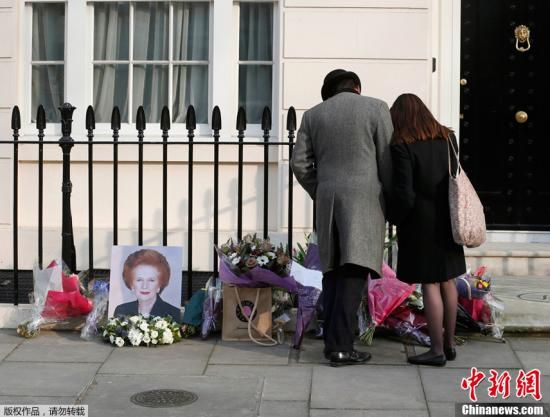當(dāng)?shù)貢r(shí)間2013年4月8日，英國(guó)倫敦，民眾在英國(guó)前首相撒切爾夫人位于倫敦的住所前進(jìn)行悼念活動(dòng)。