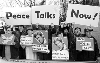 4月12日，韓國(guó)示威者在該國(guó)國(guó)防部前手持克里畫像，反對(duì)韓美軍演，要求克里前往朝鮮尋求和平談判。