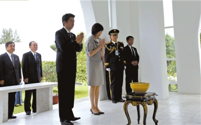 25日，緬甸仰光，安倍偕妻子參拜“二戰(zhàn)陣亡日軍墓”。圖/CFP
