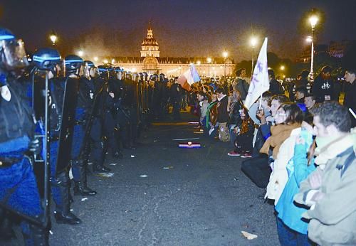 26日，法國(guó)反同性戀者與警察形成對(duì)峙之勢(shì)。