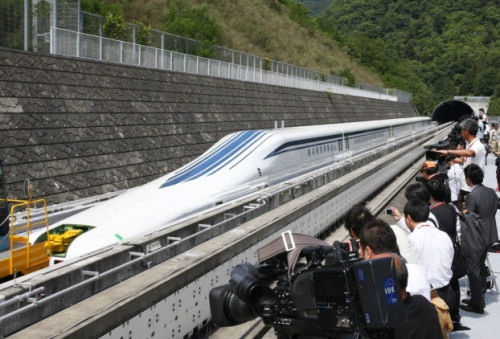 日本最新型磁懸浮列車登場，時(shí)速為500公里。
